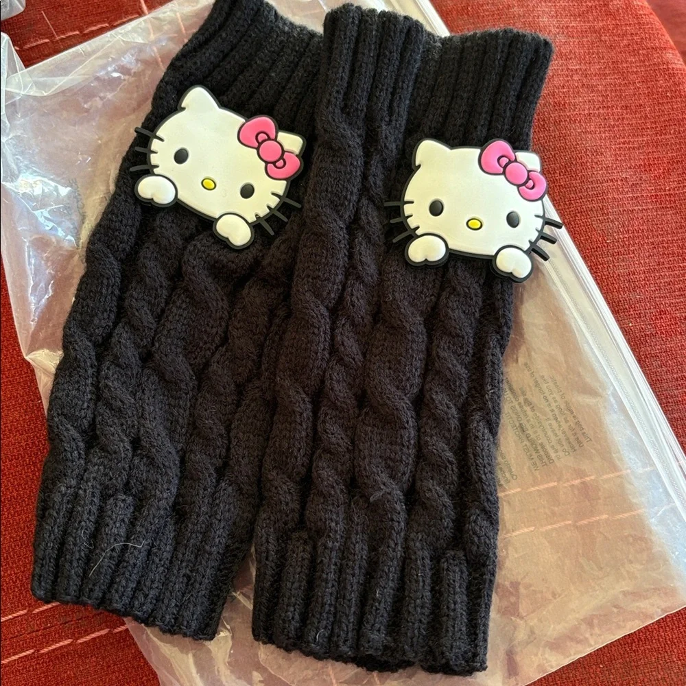 🆕Hello Kitty: Black Knitted Hand Warmers NIP
